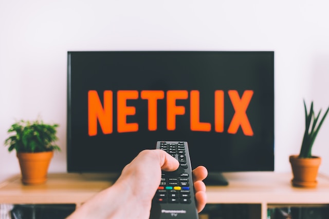 Filmes e séries sobre apps de relacionamentos disponíveis na Netflix