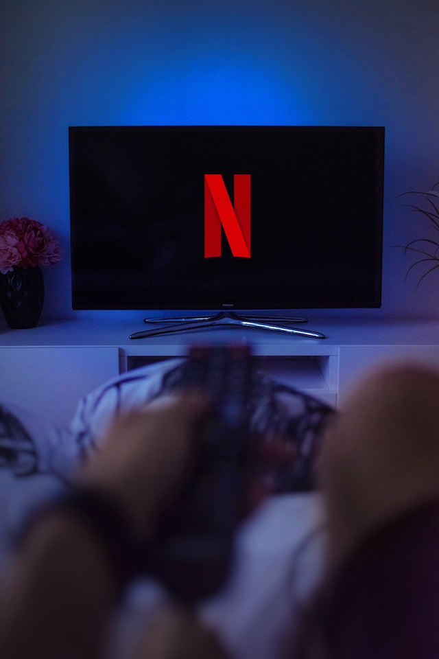 Filmes e séries sobre apps de relacionamentos disponíveis na Netflix